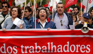 Spiegel Online photo : Public workers march during a protest in Lisbon's main avenue of Liberdade